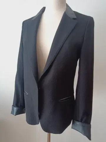 K.T. 블랙 테일러드 자켓