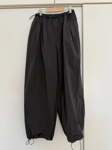 ungrid 언그리드 나일론 볼륨 러프 팬츠 블랙