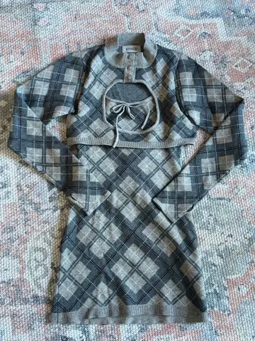 BUBBLES 오픈넥 체크 니트 원피스