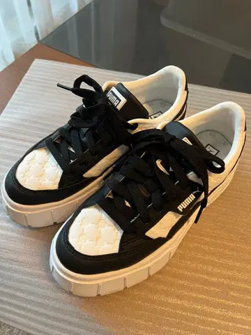 [ 새상품급 ] PUMA x ATMOS 콜라보 스니커즈 23.5cm