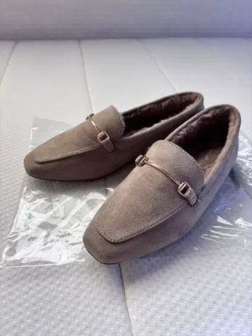 새상품 Opaque Clip 베이지 스웨이드 로퍼