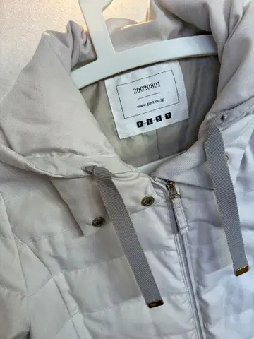 후드 부착 라이트 그레이 퀼팅 다운 자켓