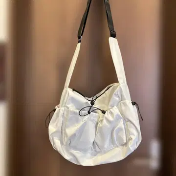 화이트 드로우 스트링 숄더백
