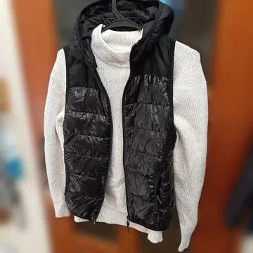 유니클로 후드 부착 블랙 다운 베스트 S