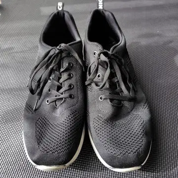 메쉬 소재 블랙 스니커즈