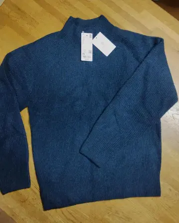 새상품 유니클로 3D 수플레얀 모크넥 스웨터 블루 XS