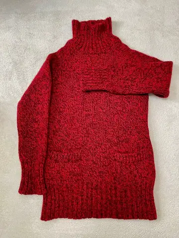 빨간색 터틀넥 니트