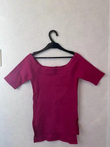 NINE 오프숄더 반팔 상의 마젠타