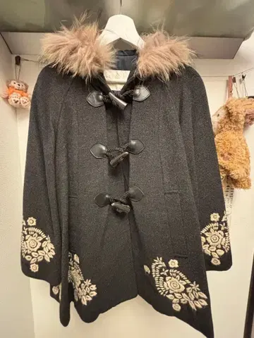 그레이 퍼(fur) 포함 판초 케이프 코트