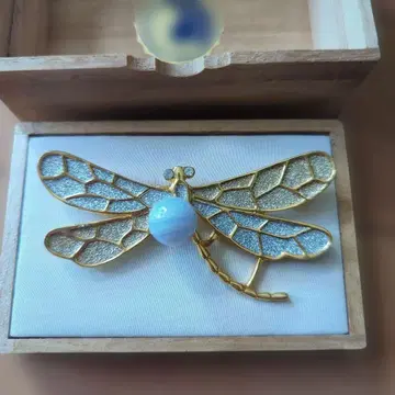 노즈 마노 잠자리 브로치
