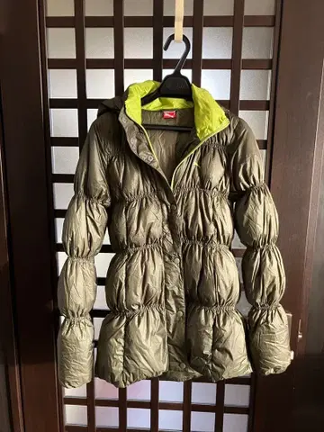 PUMA 후드 부착 카키 다운 자켓