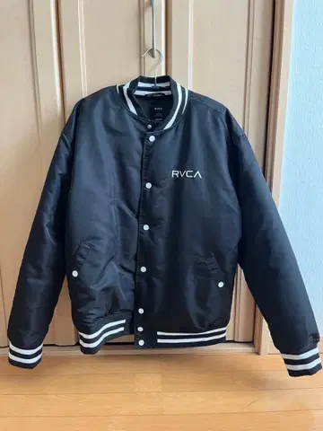 RVCA 블랙 바시티 자켓