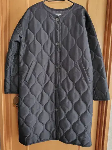 [거의 미사용] 사만다 모스모스 블루 퀼팅 롱 코트 블랙