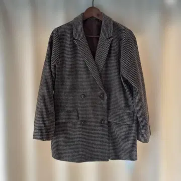 브라운 계열 더블 브레스트 자켓 체크 무늬