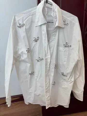 화이트 레이스 셔츠입니다