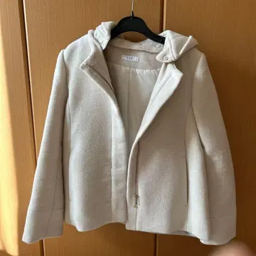 a.v.v 후드 부착 아이보리 자켓