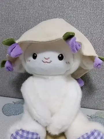 꽃 모자를 쓴 봉제 인형