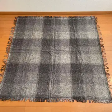 그레이 계열 체크 무늬 스톨