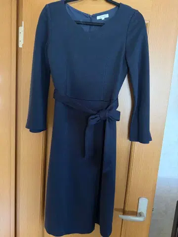 PLST 네이비 긴팔 무릎 기장 원피스