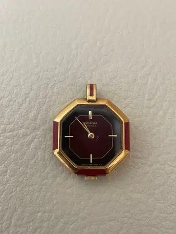 세이코 QZ 2320-6820 빨간색 x 블랙 다이얼 옥타곤 펜던트 워치