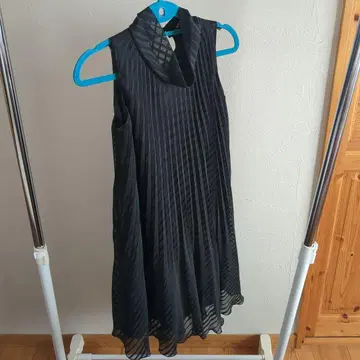 블랙 스트라이프 슬리브리스 원피스