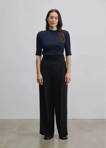 현행 모델 SOEJU 턱 와이드 팬츠 블랙 트리아세테이트 슬랙스