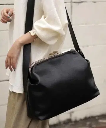 가마구치 숄더백 블랙 안티카 가격 인하 가능