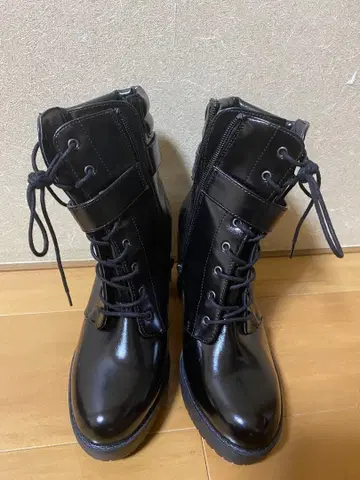 블랙 레이스업 중간 힐 부츠