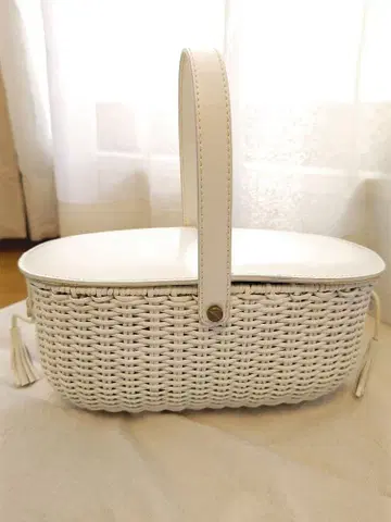 [ 새상품 ] 화이트 바스켓백 핸들 포함 잡지 게재