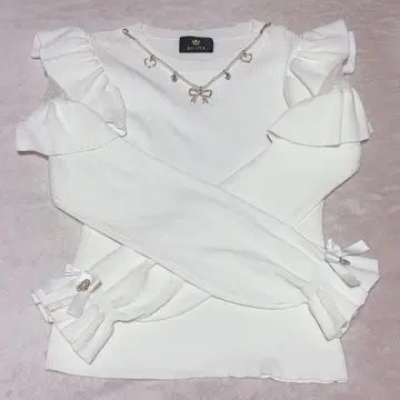 ROJITA 목걸이 포함 어깨 볼륨 프릴 니트탑 화이트