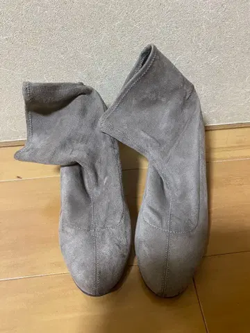 그레이 스웨이드 부츠