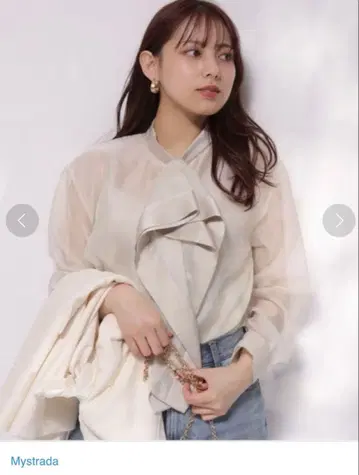 Mystrada 새틴 절개 타이 블라우스 베이지