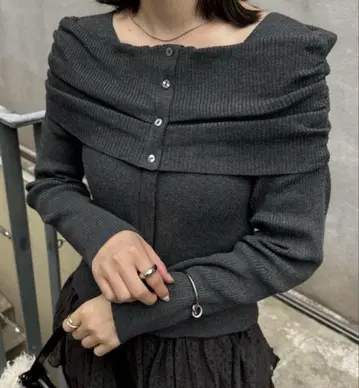 mystic 오프숄더 디자인 리브 니트 차콜 그레이