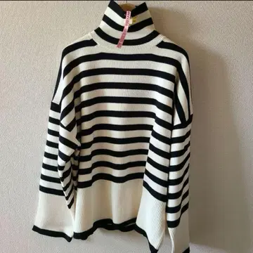 슈가 로즈 보더 터틀넥 니트 화이트 x 블랙