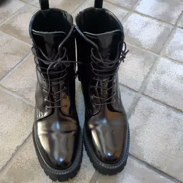 UNITED ARROWS 유나이티드 애로우즈 광택 있는 블랙 하이컷 부츠