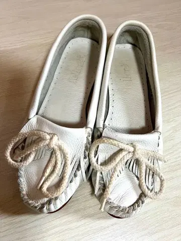 화이트 가죽 모카신 프린지 디자인