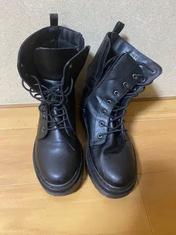 블랙 밀리터리 통굽 부츠