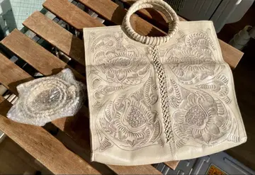 그레이스 콘티넨탈 엠보싱 꽃무늬 크림색 토트백