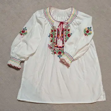 자수 장식 화이트 블라우스 프리 사이즈