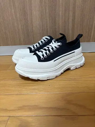 Alexander McQueen 트레드슬릭 스니커즈