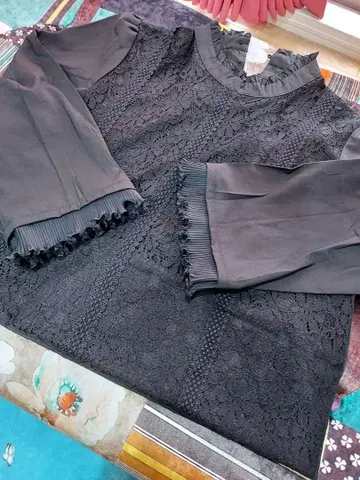 블랙 레이스 긴팔 상의와 목걸이