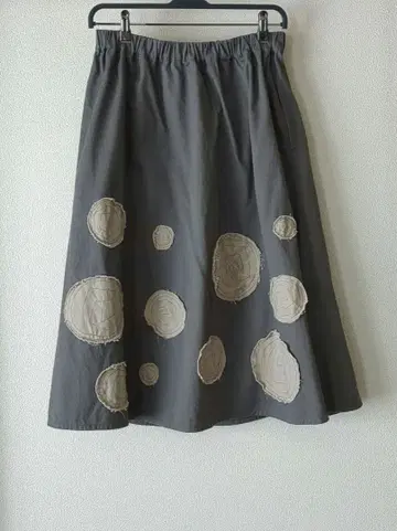 코튼 치노 원단 개더 스커트 빙글빙글 자수 꽃 무늬 차콜 그레이