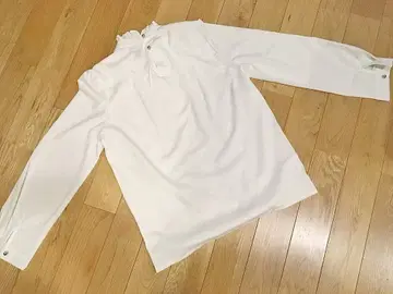 프릴 달린 화이트 블라우스