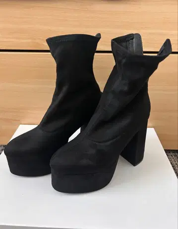 LIP SERVICE 통굽 부츠