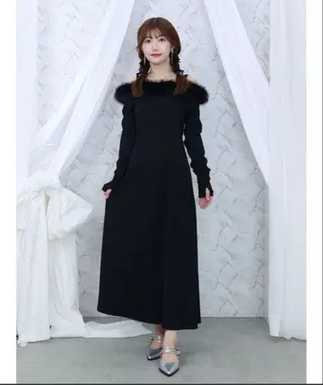 퍼 달린 오프숄더 롱 드레스