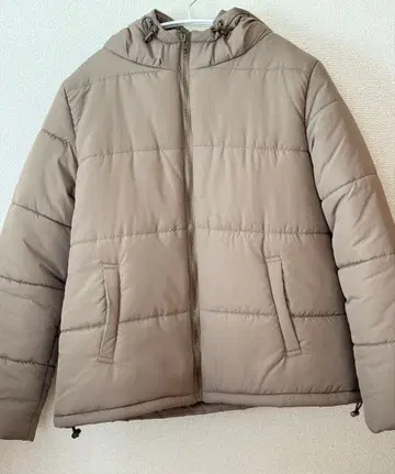 베이지 후드 부착 다운 자켓