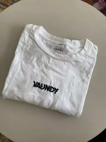 VAUNDY 화이트 T셔츠
