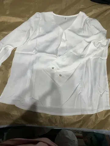 화이트 쉬폰 V넥 셔츠