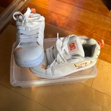 DC 화이트 스니커즈