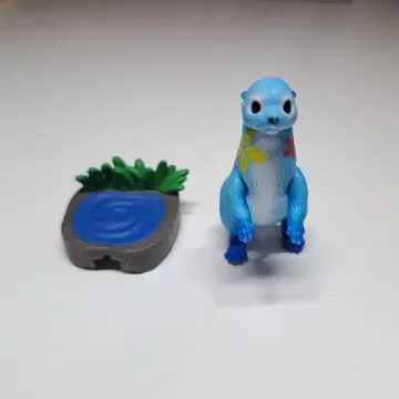 파란 수달 피규어와 물웅덩이 받침대